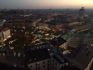 Hoch über München zur Dämmerung auf Sankt Peter (Foto: Pfannkuch)