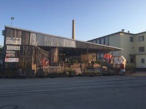Die WerkBox auf dem Geländer der Partymeile Kulturfabrik von außen. Im Sommer findet das RepairCafé auf der Terrasse statt (Foto: Winderl)