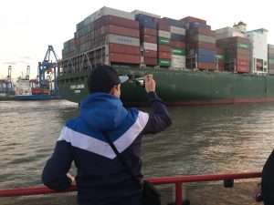 Ein Hafenrundfahrt kann man sich sparen - auch an den Fähren ziehen die großen Containerschiffe vorbei. (Foto: Winderl)