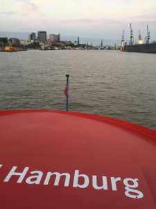 Hamburg vom Wasser aus erkunden - das geht kostenlos mit den sog. Hadag-Fähren. (Foto: Winderl)